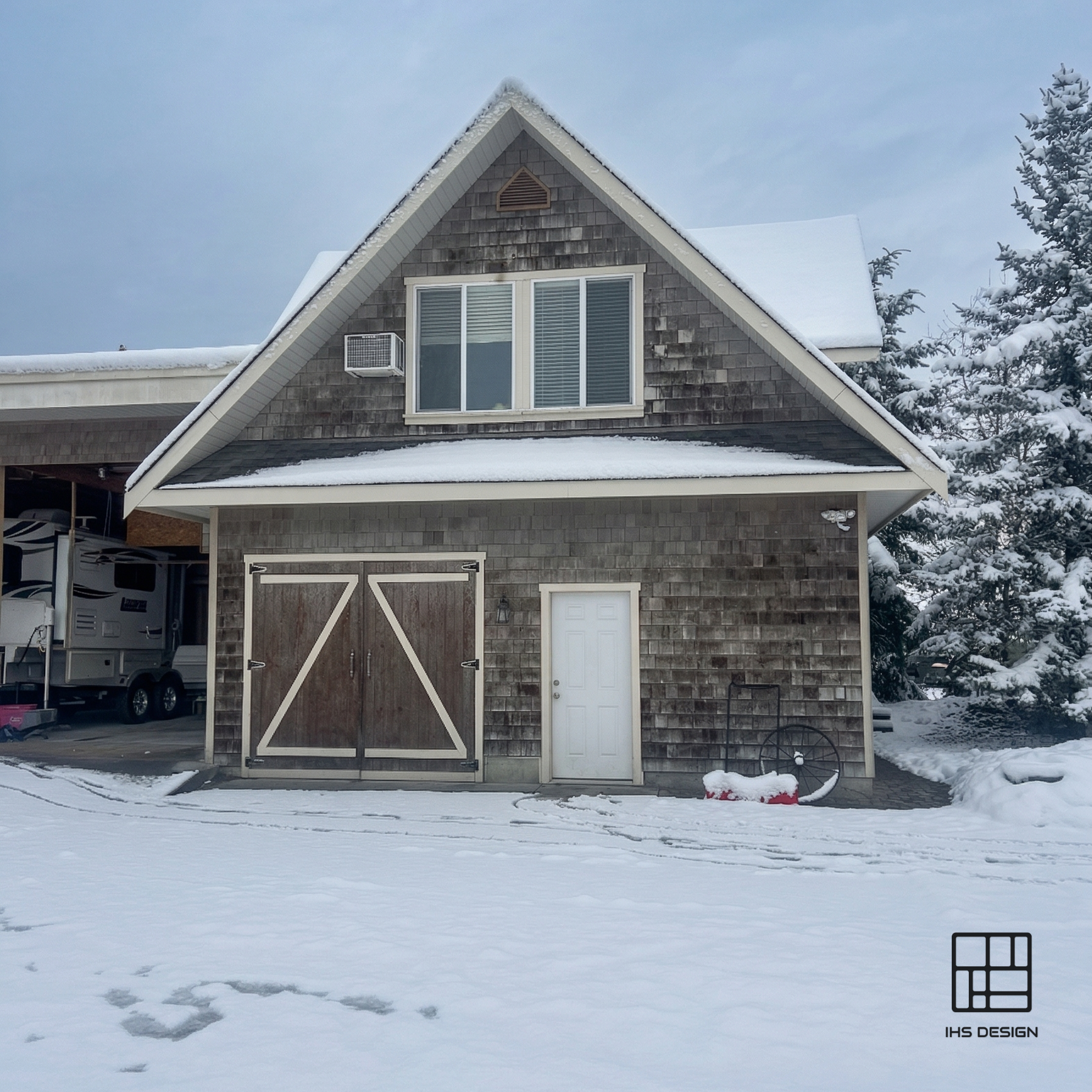 Existing garage and carriage house photo at Okanagan Centre Road